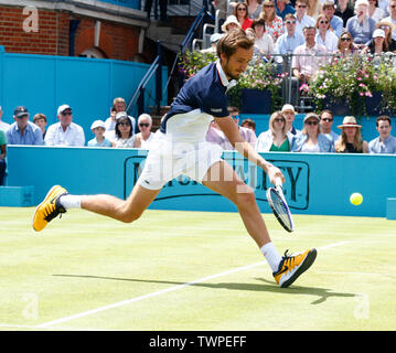 London, Großbritannien. 22. Juni, 2019. LONDON, ENGLAND - JUNI 2: Daniil Medwedew (RUS) gegen Gilles Simon (FRA) während Halbfinale 6. Tag des Fever-Tree Meisterschaften im Queens Club am 22. Juni 2019 in London, Vereinigtes Königreich. Credit: Aktion Foto Sport/Alamy leben Nachrichten Stockfoto