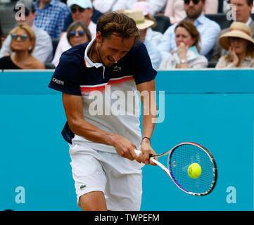 London, Großbritannien. 22. Juni, 2019. LONDON, ENGLAND - JUNI 2: Daniil Medwedew (RUS) gegen Gilles Simon (FRA) während Halbfinale 6. Tag des Fever-Tree Meisterschaften im Queens Club am 22. Juni 2019 in London, Vereinigtes Königreich. Credit: Aktion Foto Sport/Alamy leben Nachrichten Stockfoto