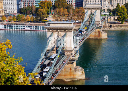 Budapest, Ungarn Personen und von Fahrzeugen, die mit der 'Chain Bridge, Brücke über die Donau gebaut, um eine zwischen Buda und Pest. Stockfoto