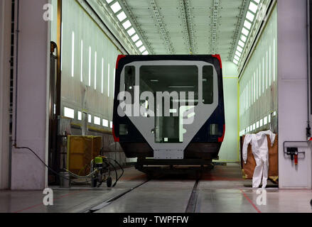 Innenseite der Schiene Automobilfertigung. Industrielle Werkstatt für die Produktion von europäischen Hochgeschwindigkeitszüge. Malerei einen Zug bei der Stadler Minsk rol Stockfoto