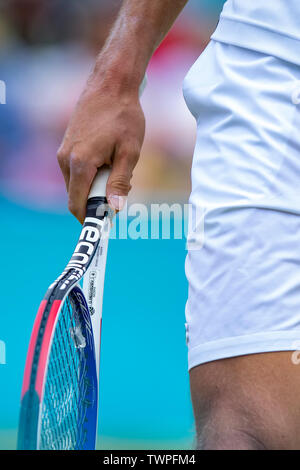 Queen Club, London, Großbritannien. 22. Juni, 2019. Die ATP Tennis Turnier Fever-Tree; Daniil Medwedew (RUS) hält seine Schläger Credit: Aktion plus Sport/Alamy leben Nachrichten Stockfoto