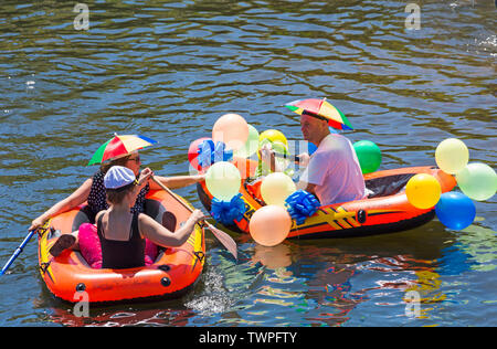 Iford, Dorset, Großbritannien. Am 22. Juni 2019. Perfektes Wetter, warm und sonnig, noch für Dorset Beiboot Tag mit Hunderten von Schlauchboote, Faltboote, Handwerk, Platten bilden eine Flottille Segeln von iford Brücke, den Fluss Stour zu Tuckton Brücke. Die Veranstaltung begann im Jahr 2014 als ein wenig Spaß, aber hat jetzt eine jährliche Veranstaltung Geld für Nächstenliebe und Getter jedes Jahr größer geworden. Spaß haben im Schlauchboot Schlauchboote mit Ballons und tragen Regenschirm Hüte. Credit: Carolyn Jenkins/Alamy leben Nachrichten Stockfoto