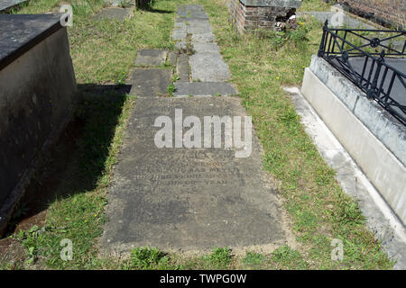 Grab von Jeremiah Meyer, 18. Jahrhundert Miniaturmaler, auf dem Kirchhof von St. Annes Kirche, Kew, London, England Stockfoto