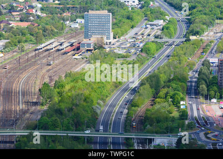 Die meisten (Flak): Bahnhof und Autobahn, Ustecky, Aussiger Region Usti nad Labem Region, Tschechische Stockfoto