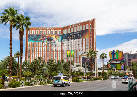 Las Vegas, Nevada, United States: 20. Mai 2019: Las Vegas Strip, casino und Hotels Stadt Aussicht bei Tag von der Straße. Treasure Island Hotel und casi Stockfoto