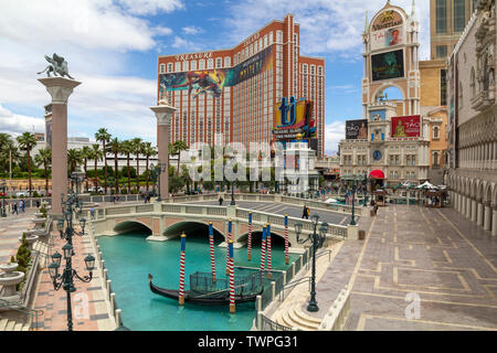 Las Vegas Strip, casino und Hotels Stadt Aussicht bei Tag von der Straße. Treasure Island und die Wolfgang Stockfoto