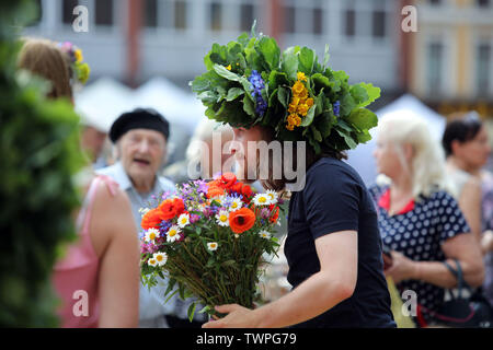 Riga, Lettland. Juni, 2019 21. Ein Mann mit einem Kranz aus Eichenlaub ist während der Midsummer festival Ligo Markt in Riga, Lettland, 21. Juni 2019 gesehen. Die jährlichen Mittsommer festival Ligo Markt eröffnet hier am Freitag, während die Bauern und Handwerker aus ganz Lettland verkaufen Spezialitäten wie ländlichen Brot, Käse, Tee, Honig, hausgemachte Kuchen und chaplets. Credit: Edijs Palens/Xinhua/Alamy leben Nachrichten Stockfoto