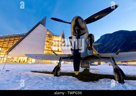 Die Aermacchi 205 Flugzeug und das Science Museum MUSE in Trient. Trentino Alto-Adige, Italien, Europa. Stockfoto