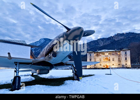 Die Aermacchi 205 Flugzeug und der albere Palace in Trient. Trentino Alto-Adige, Italien, Europa. Stockfoto