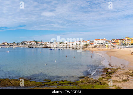 Sonnenanbeter und Schwimmer auf der Praia de Conceicau Strand, Cascais, Portugal Stockfoto