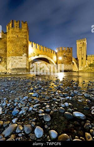 Am Ufer des Flusses Adige am Castelvecchio und der scaligero Brücke. Verona, Venetien, Italien, Europa. Stockfoto