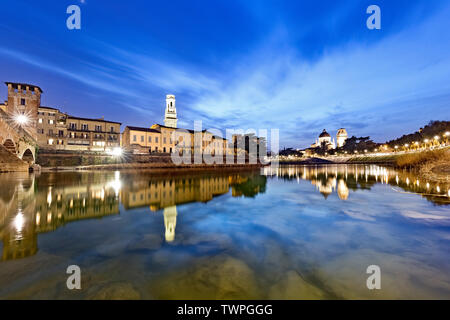 Verona: Die Santa Maria Matricolare Kathedrale und der Kirche San Giorgio in braida von der Etsch gesehen. Verona, Venetien, Italien, Europa. Stockfoto