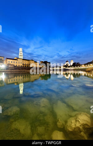 Die Etsch fließt in der Innenstadt von Verona. Auf dem Hintergrund der Santa Maria Matricolare Kathedrale und der Kirche San Giorgio in Braida. Verona. Stockfoto