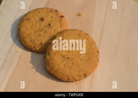 Zwei braune Cookies auf Holz Oberfläche Stockfoto