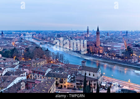 Verona mit Basilika Santa Anastasia am Abend. Venetien, Italien, Europa. Stockfoto