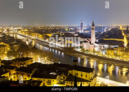 Verona mit Basilika Santa Anastasia in der Nacht. Venetien, Italien, Europa. Stockfoto