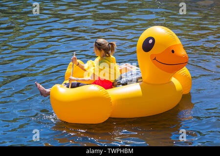 Iford, Dorset, Großbritannien. Am 22. Juni 2019. Perfektes Wetter, warm und sonnig, noch für Dorset Beiboot Tag mit Hunderten von Schlauchboote, Faltboote, Handwerk, Platten bilden eine Flottille Segeln von iford Brücke, den Fluss Stour zu Tuckton Brücke. Die Veranstaltung begann im Jahr 2014 als ein wenig Spaß, aber hat jetzt eine jährliche Veranstaltung Geld für Nächstenliebe und Getter jedes Jahr größer geworden. Frau Spaß auf aufblasbaren gelbe Ente aufblasbar. Credit: Carolyn Jenkins/Alamy leben Nachrichten Stockfoto