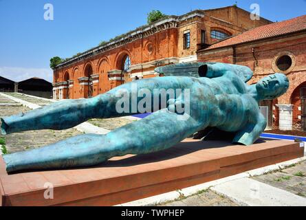 Die majestätischen Skulpturen des polnischen Künstlers Igor Mitoraj im Arsenale ein Side event der Biennale Arte 2019 und Salone Nautico Venezia. Stockfoto