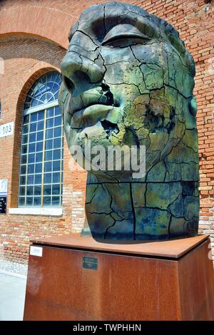 Die majestätischen Skulpturen des polnischen Künstlers Igor Mitoraj im Arsenale ein Side event der Biennale Arte 2019 und Salone Nautico Venezia. Stockfoto