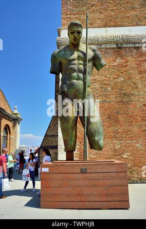 Die majestätischen Skulpturen des polnischen Künstlers Igor Mitoraj im Arsenale ein Side event der Biennale Arte 2019 und Salone Nautico Venezia. Stockfoto