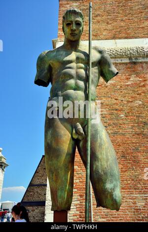 Die majestätischen Skulpturen des polnischen Künstlers Igor Mitoraj im Arsenale ein Side event der Biennale Arte 2019 und Salone Nautico Venezia. Stockfoto