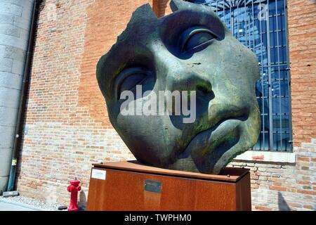 Die majestätischen Skulpturen des polnischen Künstlers Igor Mitoraj im Arsenale ein Side event der Biennale Arte 2019 und Salone Nautico Venezia. Stockfoto