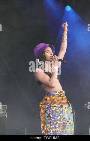 Sefton Park, Liverpool, Großbritannien. Am 22. Juni 2019. Thandiwe Sala von Brooklyn - gegründete Hip-Hop-Gruppe Oshun aus Thandiwe und Niambi Sala, auf der Bühne am 2019 Afrika Oye Music Festival in Liverpools Sefton Park. Das kostenlose Festival ist das größte Feier der BRITISCHEN afrikanische und karibische Musik und Kultur und zieht Tausende von Menschen über das Wochenende. Credit: Ken Biggs/Alamy Leben Nachrichten. Stockfoto