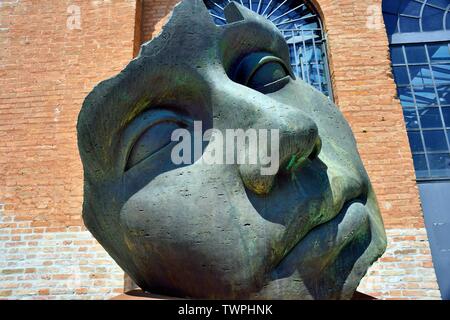 Die majestätischen Skulpturen des polnischen Künstlers Igor Mitoraj im Arsenale ein Side event der Biennale Arte 2019 und Salone Nautico Venezia. Stockfoto