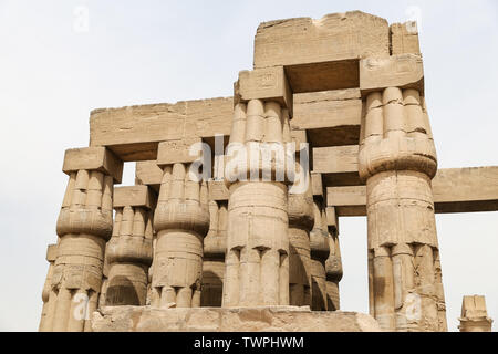 Spalten in den Tempel von Luxor, Luxor, Ägypten Stockfoto