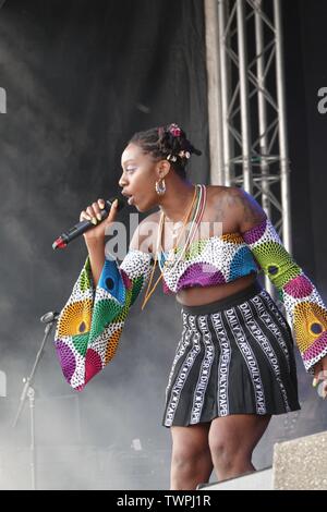 Sefton Park, Liverpool, Großbritannien. Am 22. Juni 2019. Niambi Sala von Brooklyn - gegründete Hip-Hop-Gruppe Oshun aus Thandiwe und Niambi Sala, auf der Bühne am 2019 Afrika Oye Music Festival in Liverpools Sefton Park. Das kostenlose Festival ist das größte Feier der BRITISCHEN afrikanische und karibische Musik und Kultur und zieht Tausende von Menschen über das Wochenende. Credit: Ken Biggs/Alamy Leben Nachrichten. Stockfoto