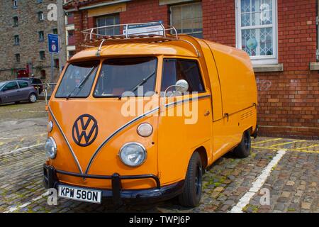 Volkswagen Camper Bus entdeckt in Bristol. Stockfoto