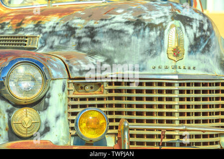 Barstow, Kalifornien, USA - 15. August 2018: Nahaufnahme von Vintage alten Cadillac auf der historischen Route 66 Motel in Barstow, San Bernardino County. Stockfoto