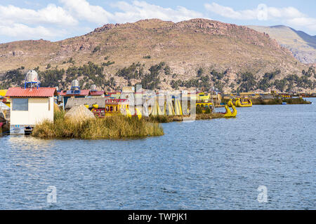 Bootsfahrten durch das Schilf und schwimmende Dörfer von Uros Inseln auf dem Titicacasee, Peru, Südamerika Stockfoto