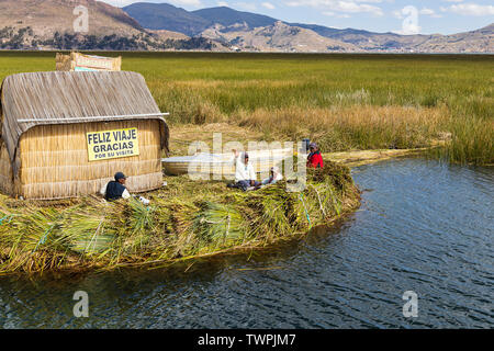 Bootsfahrten durch das Schilf und schwimmende Dörfer von Uros Inseln auf dem Titicacasee, Peru, Südamerika Stockfoto