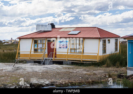 Medical Center auf der Schwimmenden Dörfer von Uros Inseln auf dem Titicacasee, Peru, Südamerika Stockfoto