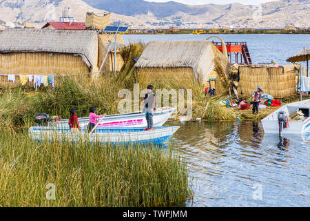 Bootsfahrten durch das Schilf und schwimmende Dörfer von Uros Inseln auf dem Titicacasee, Peru, Südamerika Stockfoto