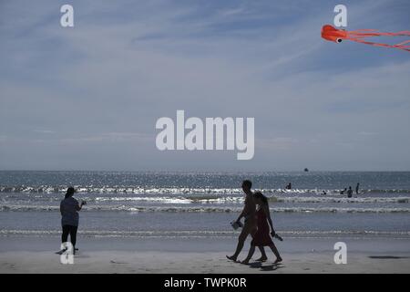 Gower, Swansea, Wales, UK. Am 22. Juni 2019. Wetter: Beachgoers absorbieren die Sonnenschein und wärmere Temperaturen bei llangennith Strand an der Küste Gowers, South Wales. Der Ausblick ist es wärmer als in der letzten Zeit aber immer bewölkt, einzelne Schauer und Gewitter. Credit: Gareth Llewelyn/Alamy leben Nachrichten Stockfoto