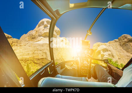 Sonnenuntergang Hubschrauberfliegen am Mount Rushmore National Memorial der Vereinigten Staaten von Amerika in South Dakota. Uns historische Präsidenten: Washington Stockfoto