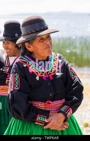 Lächelnd älteren Quechua Frau in Luquina Chico, Titicacasee, Peru, Südamerika Stockfoto