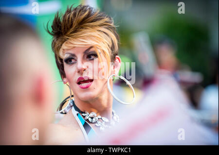 NEW YORK CITY - 25 Juni, 2017: eine transgender drag Performer mit kantigen Haar in die jährliche Gay Pride Parade in Greenwich Village. Stockfoto