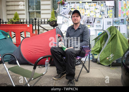 Richard Ratcliffe, der Ehemann von inhaftierten Nazanin Zaghari Ratcliffe, außerhalb der iranischen Botschaft in Knightsbridge, London, als seinen Hungerstreik seine achte Tag betritt. Protest Herrn Ratcliffe begann am Samstag, den 15. Juni gleichzeitig seine Frau im Hungerstreik im Iran, wo sie im Gefängnis seit April 2016 inhaftiert wurde. Stockfoto