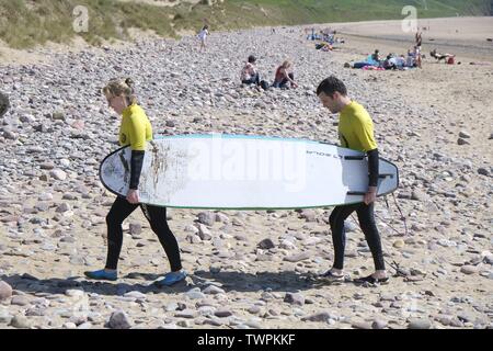 Gower, Swansea, Wales, UK. Am 22. Juni 2019. Wetter: Beachgoers absorbieren die Sonnenschein und wärmere Temperaturen bei llangennith Strand an der Küste Gowers, South Wales. Der Ausblick ist es wärmer als in der letzten Zeit aber immer bewölkt, einzelne Schauer und Gewitter. Credit: Gareth Llewelyn/Alamy leben Nachrichten Stockfoto