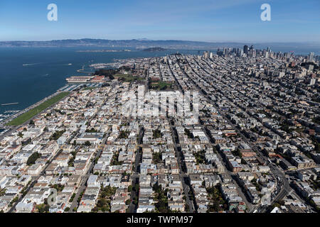 Nachmittag Luftaufnahme von Marina District Straßen, Häuser und Gebäude in San Francisco, Kalifornien. Stockfoto