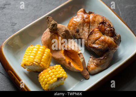 Gegrillte Hälften des britischen Lämmer Herz, das in einem hausgemachten Version des peruanischen Gericht anticuchos gekocht worden sind. Sie wurden in einer Mischung marinierte Stockfoto