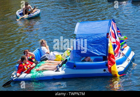 Iford, Dorset, Großbritannien. Am 22. Juni 2019. Perfektes Wetter, warm und sonnig, noch für Dorset Beiboot Tag mit Hunderten von Schlauchboote, Faltboote, Handwerk, Platten bilden eine Flottille Segeln von iford Brücke, den Fluss Stour zu Tuckton Brücke. Die Veranstaltung begann im Jahr 2014 als ein wenig Spaß, aber hat jetzt eine jährliche Veranstaltung Geld für Nächstenliebe und Getter jedes Jahr größer geworden. Spaß auf tropischen Aufblasbare schwimmende Insel aufblasbar. Credit: Carolyn Jenkins/Alamy leben Nachrichten Stockfoto