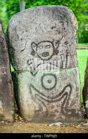 Stein gehauen mit Petroglyphen (ca. 1270s), Caguana Indian Zeremoniell Park, Utuado, Puerto Rico Stockfoto