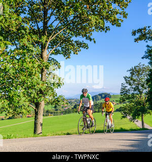 Paar eine Radtour auf Race Fahrrad an einem sonnigen Nachmittag im bayerischen Allgäu Stockfoto