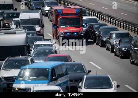 München, Deutschland. 07 Juni, 2019. Auf der A 9 in Richtung Nürnberg, ein Rescue Service Auto fährt durch eine Rettung Lane. Credit: Sina Schuldt/dpa/Alamy leben Nachrichten Stockfoto