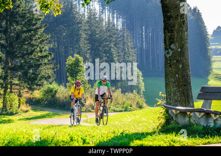 Paar eine Radtour auf Race Fahrrad an einem sonnigen Nachmittag im bayerischen Allgäu Stockfoto