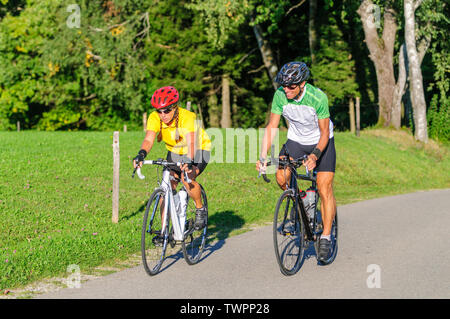 Paar eine Radtour auf Race Fahrrad an einem sonnigen Nachmittag im bayerischen Allgäu Stockfoto